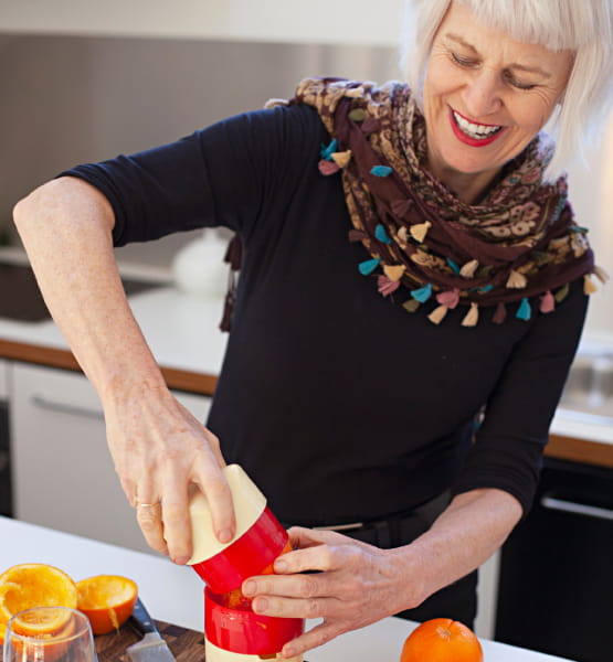 woman juicing oranges
